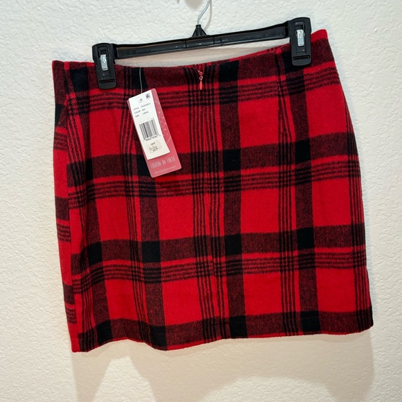 NWT- FASHION on Earth Plaid Mini Skirt w/ Small Slit. Red/ White - Picture 3 of 4